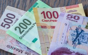 El peso mexicano abre semana en $24.34 por dólar
