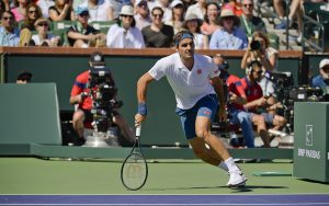 Roger Federer impuso el peso de experiencia al doblegar el viernes 6-4, 6-4 a Hubert Hurkacz./AP