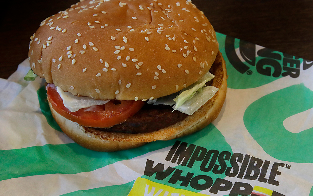 En esta imagen del miércoles 31 de julio de 2019, una hamburguesa Impossible Whopper burger es fotografiada en un restaurante Burger King en Alameda, California / Foto: AP. 