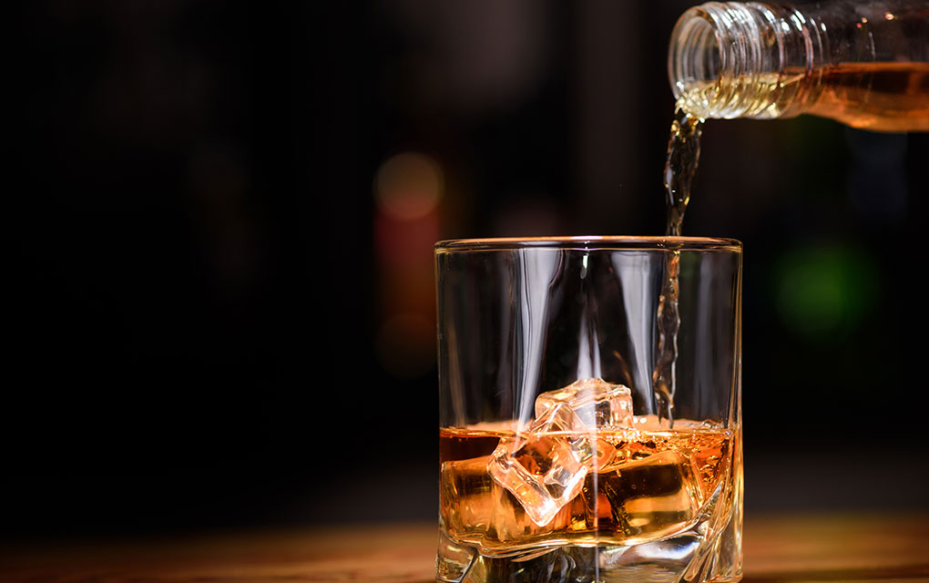 En México hay más de 30 defunciones por consumir alcohol adulterado