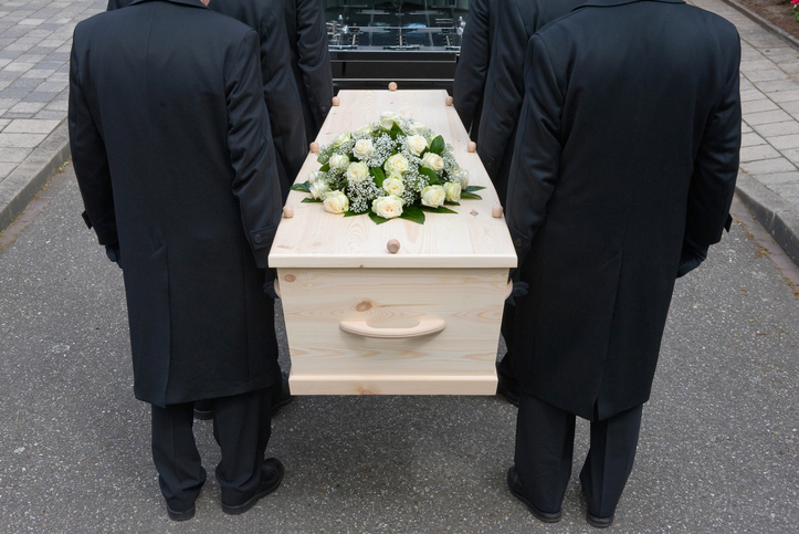 Retiran licencia a funeraria que apiló cadáveres en Nueva York