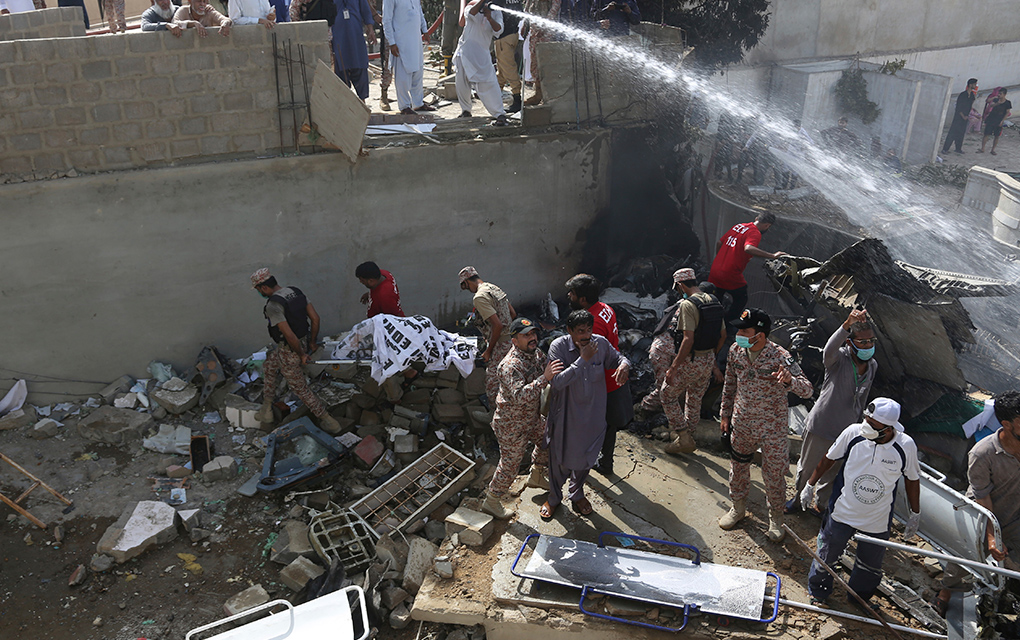Se estrella avión en Pakistán; se reportan más de 100 fallecidos