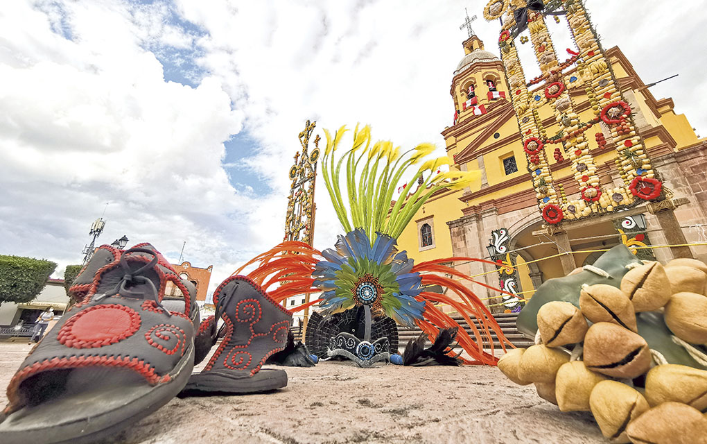 Danzan concheros de Querétaro sin temor al coronavirus