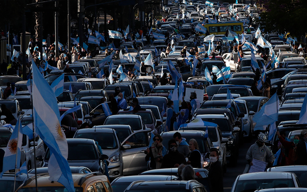 En Argentina protestan cientos por cuarentena y otras medidas /Foto: AP