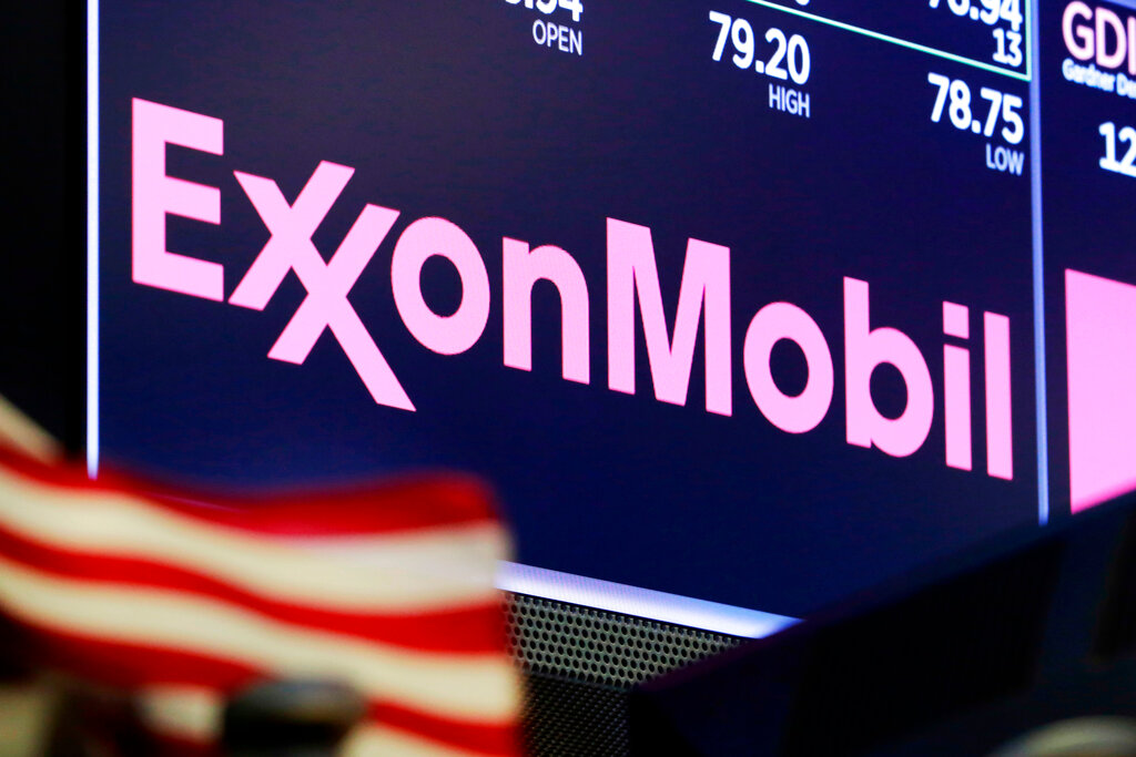 El cartel de ExxonMobil en la Bolsa de Valores de Nueva York. Foto tomada el 23 de abril del 2018. (AP