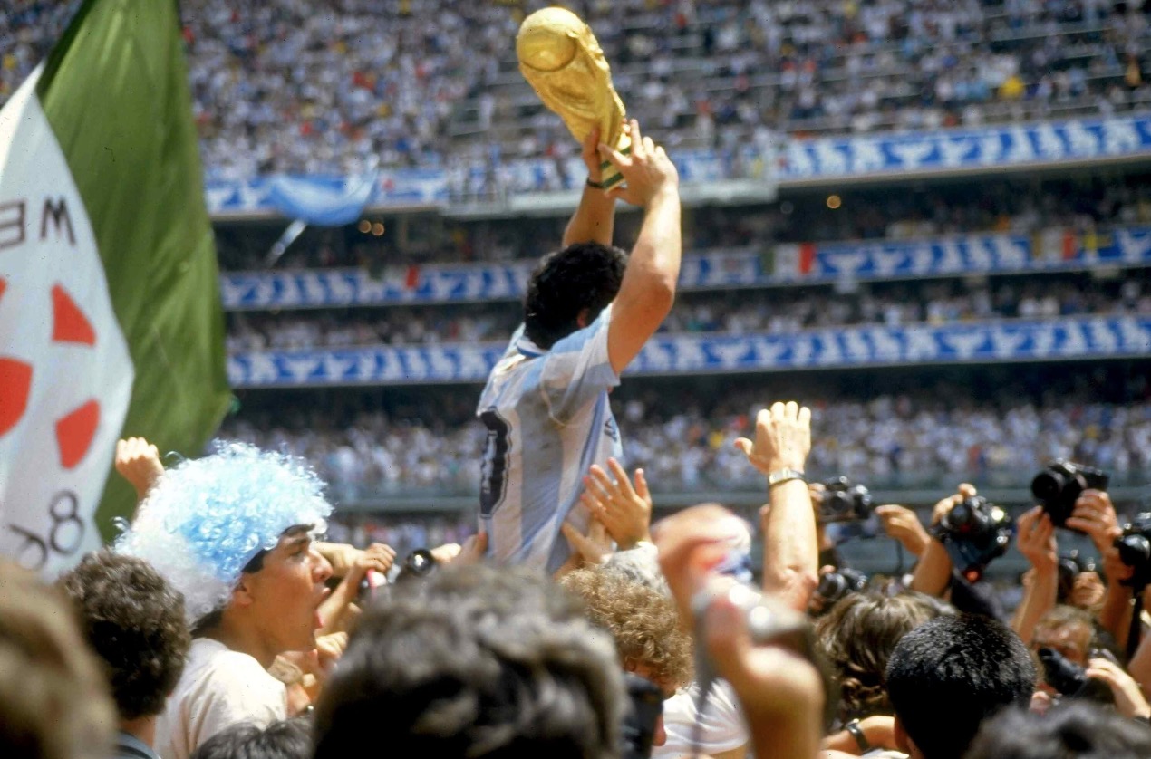 Cinco momentos imperdibles de la vida de Diego Maradona