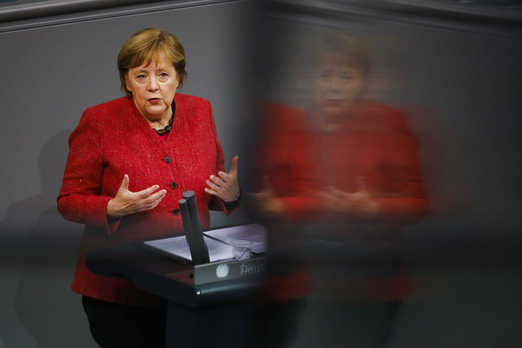 La canciller alemana, Angela Merkel, ofrece un discurso durante el debate sobre el presupuesto alemán de 2021 en el Bundestag en Berlín, Alemania, el miércoles 9 de diciembre de 2020. (AP)