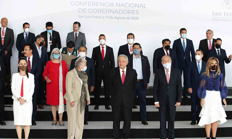 El mandatario López Obrador, sin careta, durante reunión con gobernadores del país. (Cuartoscuro)
