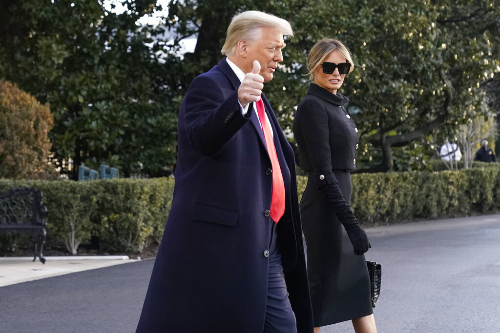 El presidente Donald Trump y la primera dama Melania Trump se dirigen hacia el Marine One en la Casa Blanca el miércoles 20 de enero del 2021 en Washington. Trump se dirige a su resort Mar-a-Lago Florida. (AP)