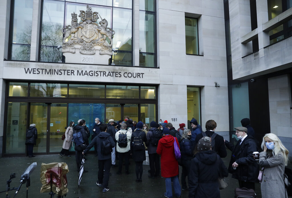 Seguidores de Julian Assange y reporteros hacen fila en el exterior del tribunal de Westminster para asistir a la vista de fianza del fundador de WikiLeaks, en Londres, el 6 de enero de 2021. (AP)