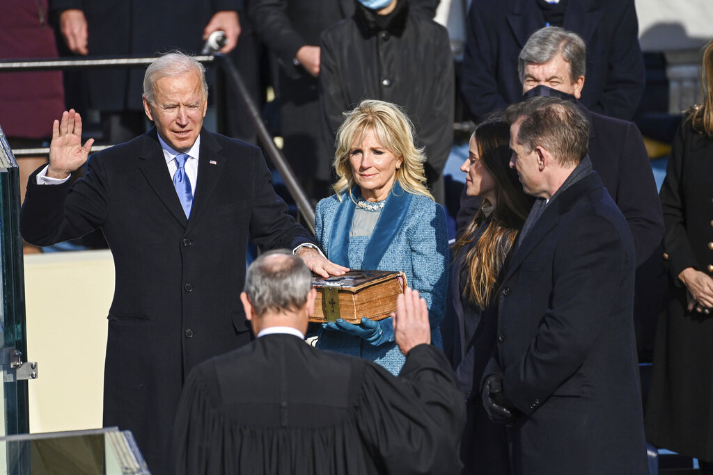 Joe Biden presta juramento como 46to presidente en Estados Unidos ante el titular de la Corte Suprema, John Roberts. Su esposa Jill Biden sostiene la Biblia. En el Capitolio, Washington, miércoles 20 de enero de 2020. (Saul Loeb/Pool Photo via AP)