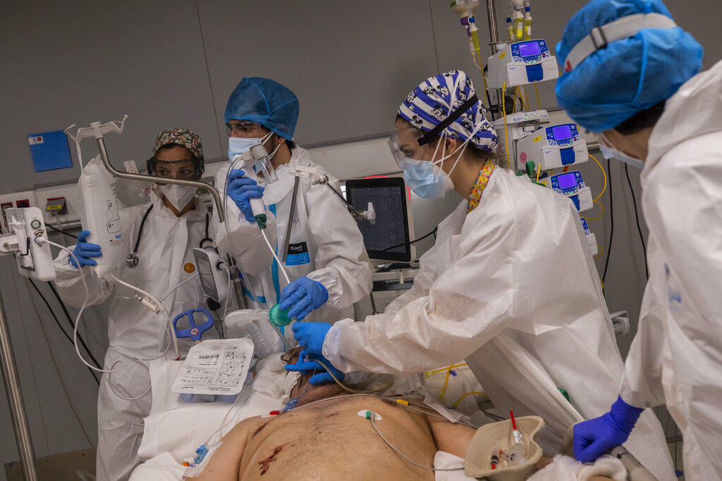 Un equipo médico del Hospital Enfermera Isabel Zendal practica una broncoscopia con fibra óptica a un paciente de la sala de UCI de COVID-19 del centro, en Madrid, España, el lunes 18 de enero de 2021. (AP)