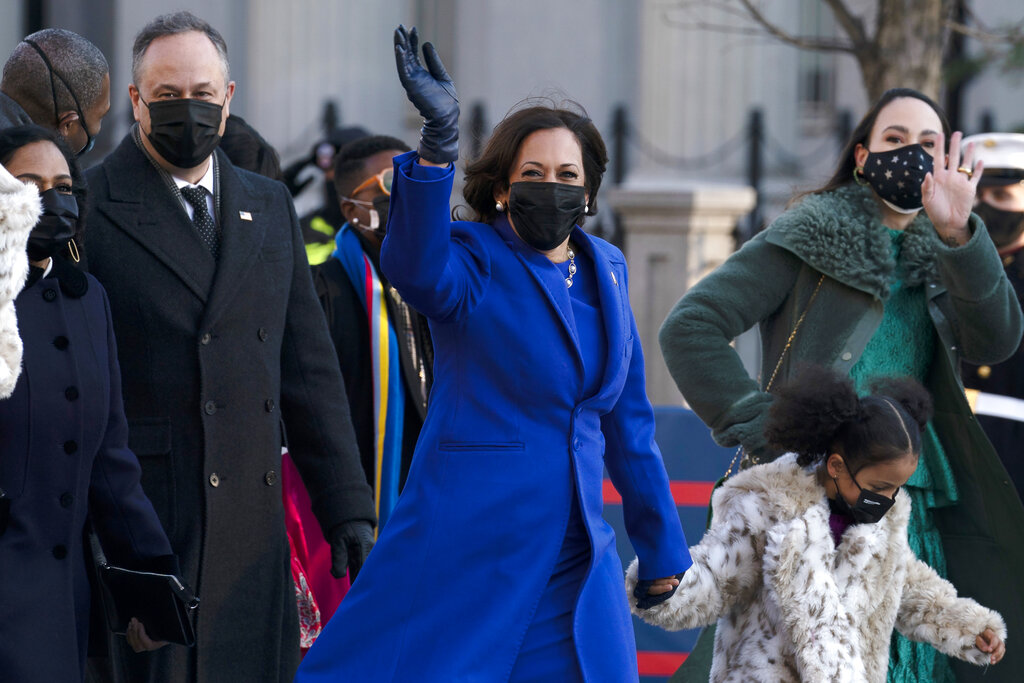 La vicepresidenta de Estados Unidos Kamala Harris, su esposo Doug Emhoff y familiares caminan junto a la Casa Blanca el miercoles, 20 de enero del 2021. (AP)