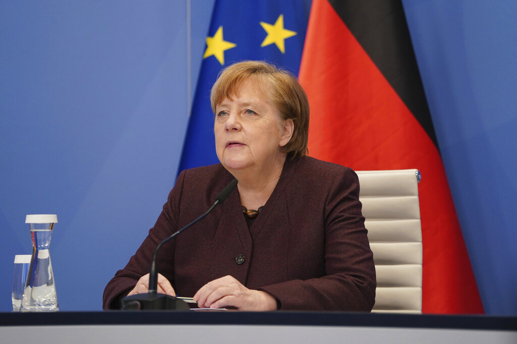 Angela Merkel habla en Berlín, el martes 26 de enero de 2021 durante una teleconferencia ante el Foro Económico Mundial. AP