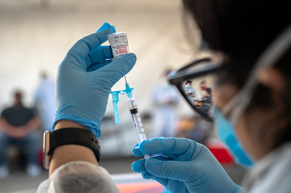 Bienestar sí aplicará vacunas a extranjeros que viven en Querétaro