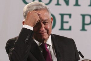 CNTE impide la entrada de López Obrador a zona militar en Chiapas