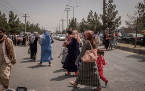 Mujeres afganas se aferran a la esperanza de un rescate