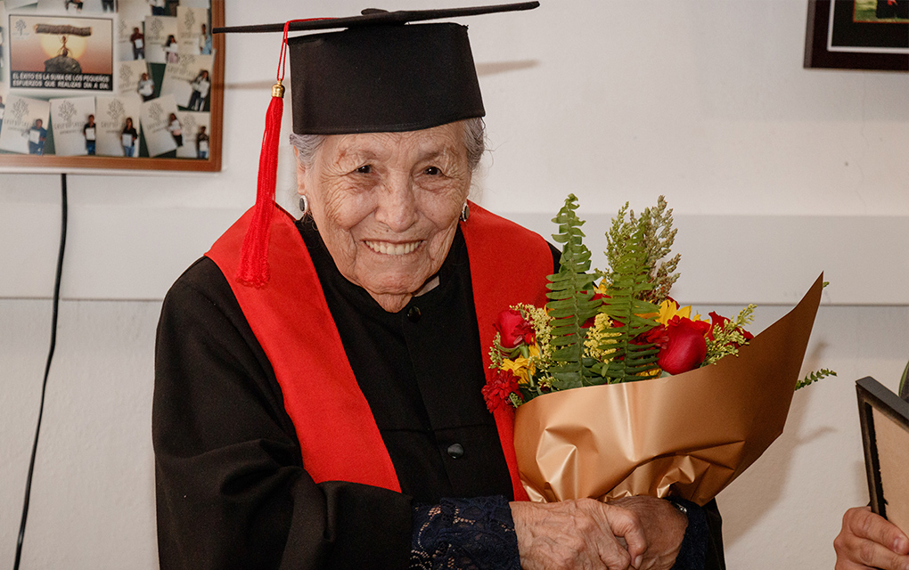 Doña Josefina Cruz Blancas obtiene su título a los 93 años/Foto: Isai López