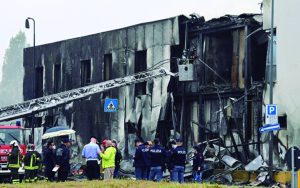 Avioneta se desploma en edificio en Italia; hay 8 muertos