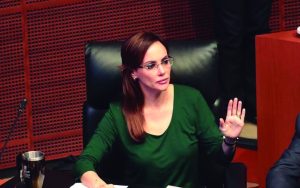 Lilly Téllez pide ayuda de la SSPC; denuncia amenazas tras provocar a AMLO