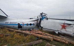 Mueren 16 personas en Rusia tras derrumbe de avión
