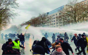Marchan en Bélgica contra medidas anticovid; chocan con policías