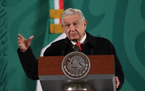 'Anaya debería dar la cara y volver a México', afirma López Obrador  