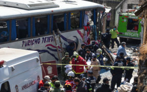 Autobús impacta contra vivienda; hay 19 fallecidos