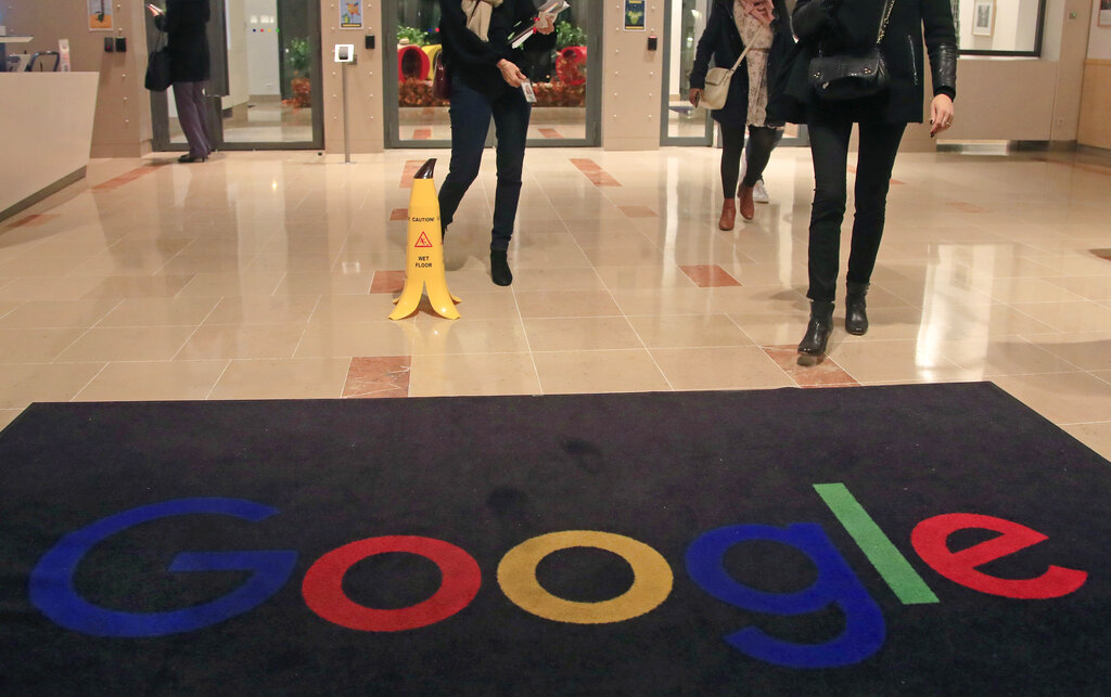 Empleados de Google salen del edificio de Google France en París, Francia, el 18 de noviembre de 2019. (Foto AP)