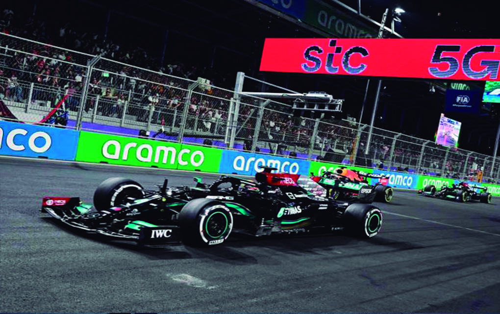 Hamilton gana el GP de Arabia Saudita y alcanza a Verstappen