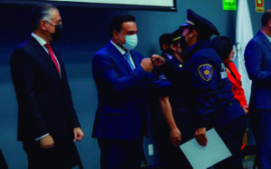 Luis Nava entrega certificados de estudios a Policías Municipales