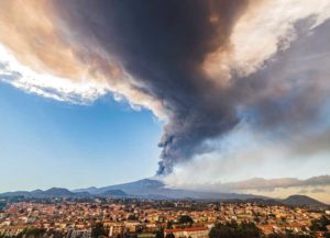 El volcán Etna expulsa cenizas sobre Sicilia
