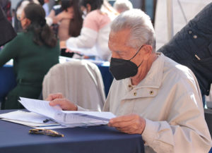 La foto del día: adultos mayores acuden a feria de empleo en Querétaro