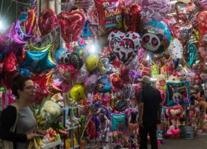 Mexicanos, de los que más celebran y menos gastan en San Valentin