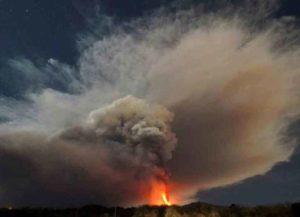 Volcan Etna hace erupcion Italia