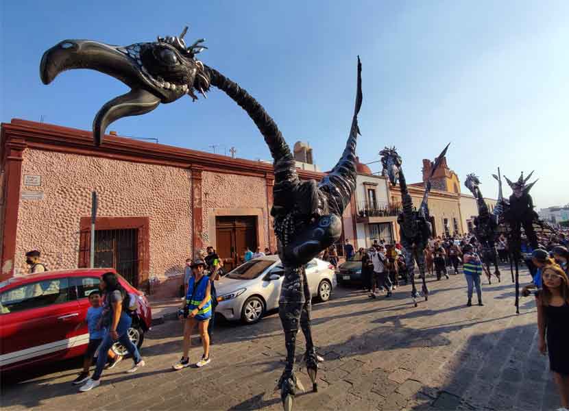 Festival Querétaro Experimental: 'Saurus' invaden las calles