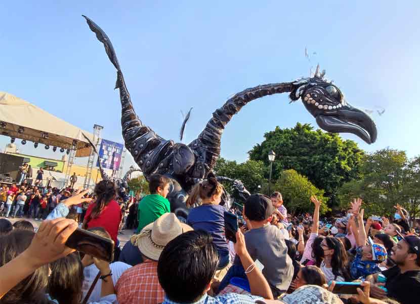 Festival Querétaro Experimental: 'Saurus' invaden las calles