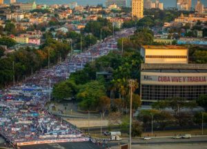 Miles marchan en Cuba por el Día del Trabajo