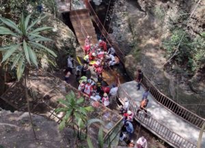 Colapsa puente colgante en Cuernavaca; caen alcalde, su esposa y funcionarios