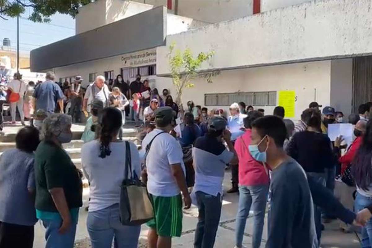 Las largas filas y afluencia se realizaron para la votación para la renovación de 50 consejeras y consejeros de Morena en Querétaro. / Foto: Estrella Álvarez