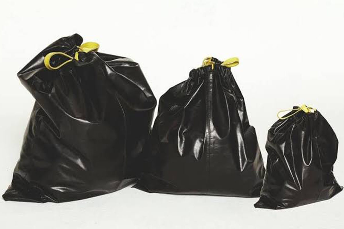 Balenciaga vende 'bolsa de basura' en 36 mil pesos