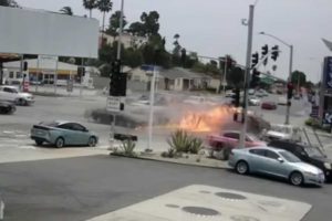 Video: Mercedes-Benz se pasa el alto y se incendia; hay 5 muertos