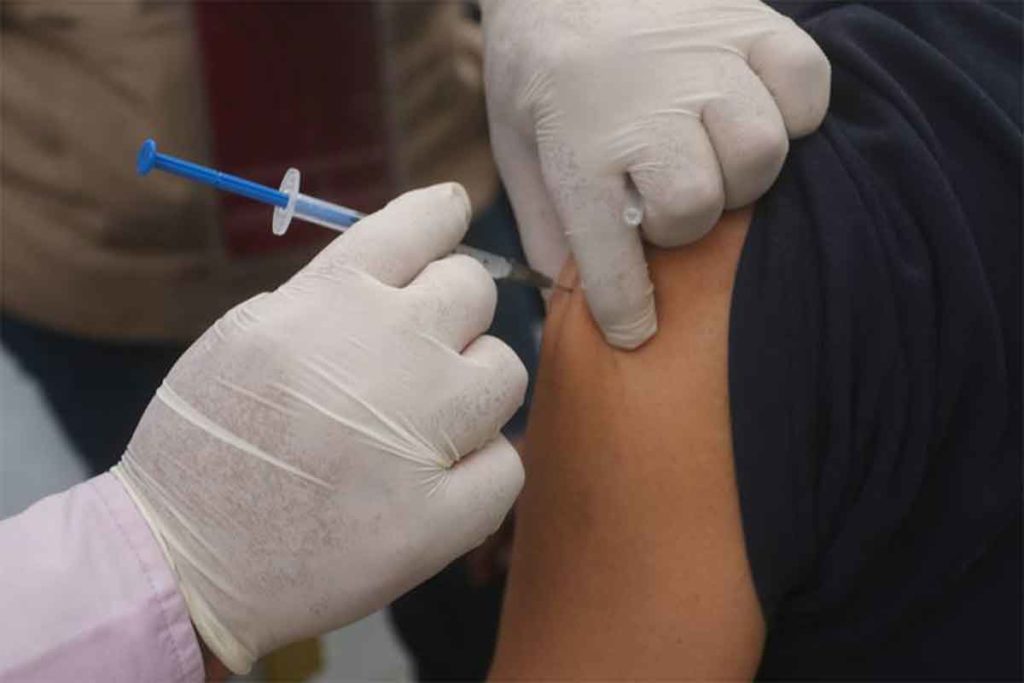 IMSS Querétaro invita a adultos mayores a vacunarse contra influenza estacional