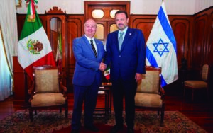 Mauricio Kuri estrechan con embajador de Israel en México