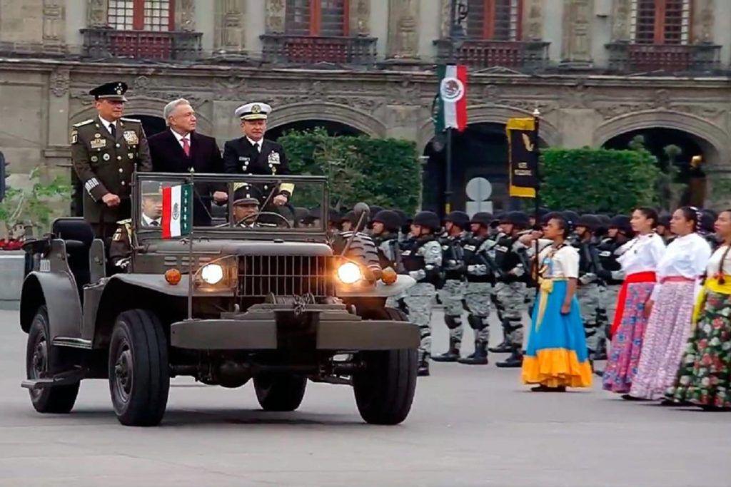 AMLO encabeza el desfile por la Revolución Mexicana