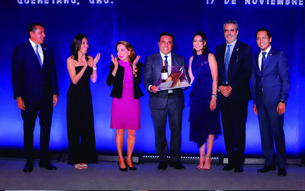 Luis Nava recibe premio al Profesionista del Año por la FECAPEQ