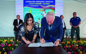 Enrique Vega firma de convenio con Colombia a favor de los animales