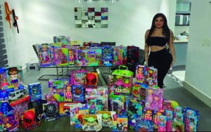 Karely Ruiz regala juguetes de Navidad a niños de bajos recursos