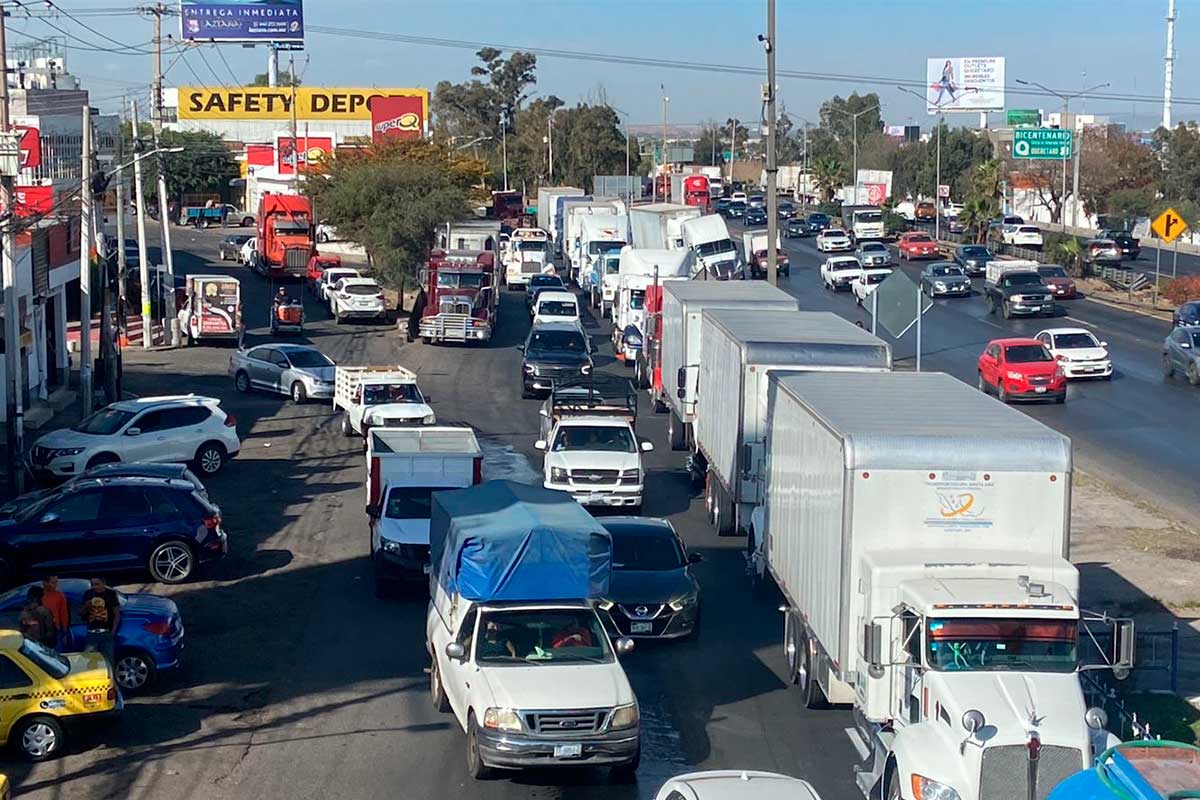 Protestan camioneros en la 57; exigen regular precio en grúas / Foto: Estrella Álvarez