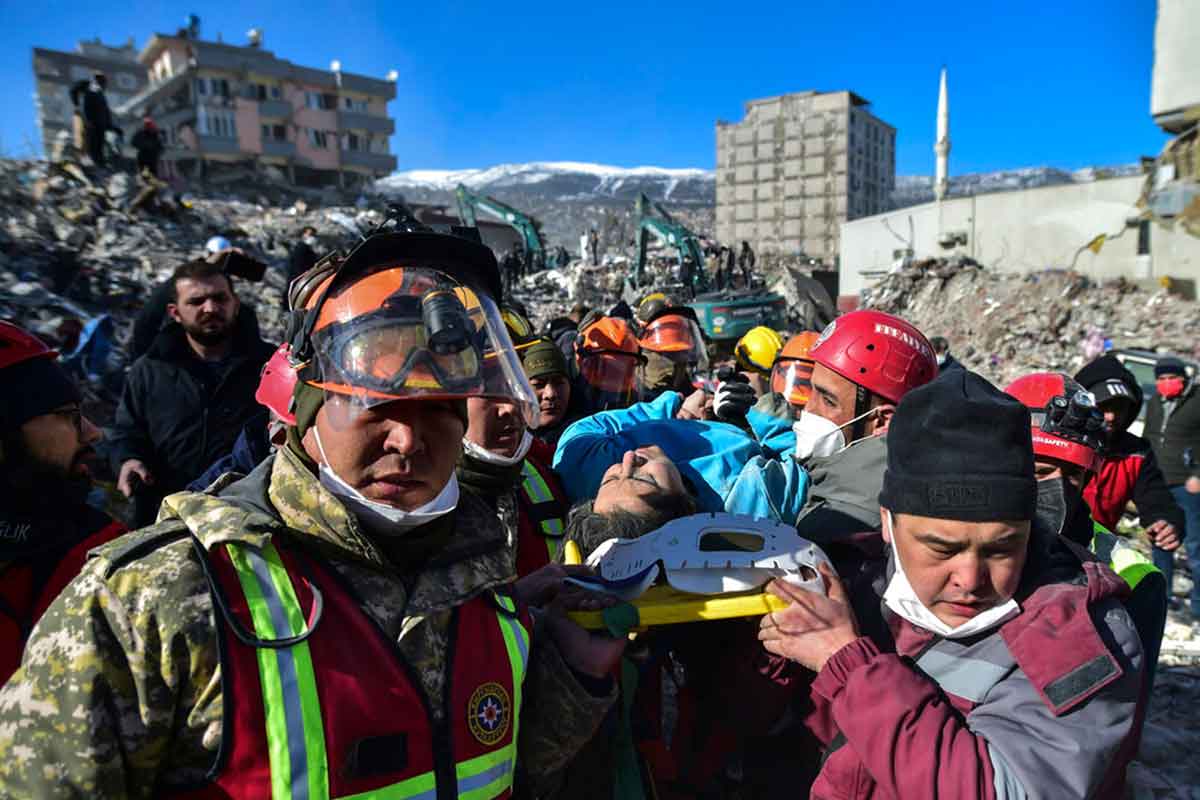 Continúa el rescate y búsqueda de sobrevivientes tras sismo. / Foto: AP